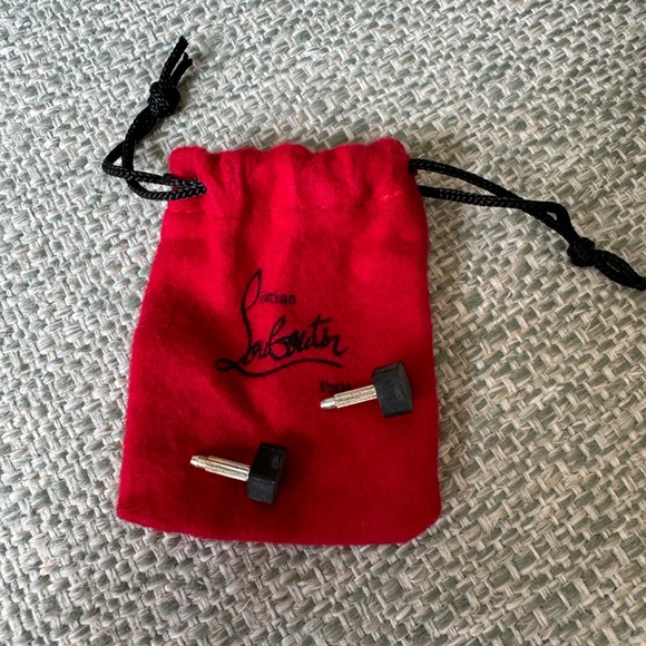 Classic Louboutin black patent heels. Size 38. - Picture 10 of 14